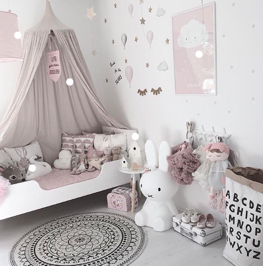 rosa barnerom inspirasjon med hvit vegg