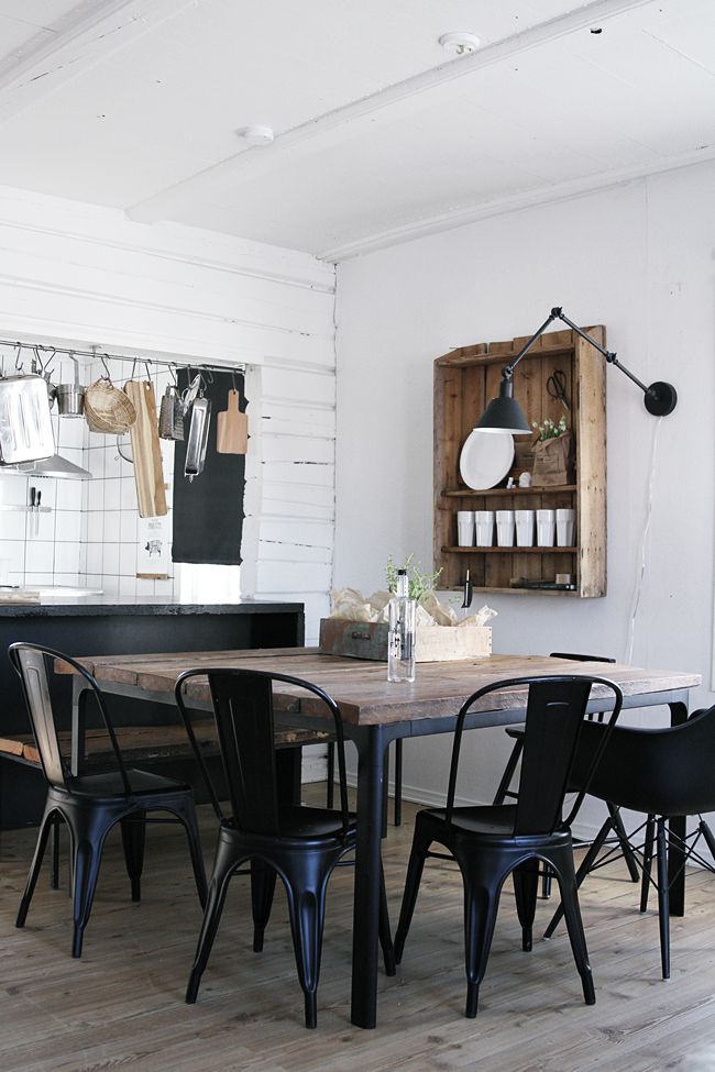 Tolix stol i svart rundt spisebord