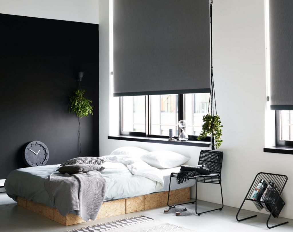 Svart og hvitt soverom i nordisk design. Inspirasjon