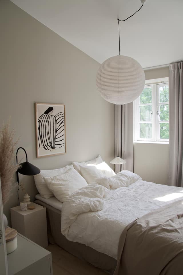 beige og hvit soverom inspirasjon